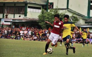 Ivan dimas saat berebut bola dengan pemain lain dalam Liga Tarkam