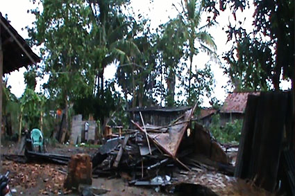Ratusan rumah hancur diterjang angin puting beliung