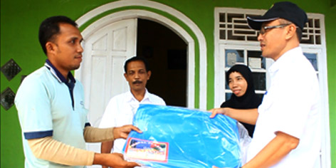 Kadis Perkebunan Dan Kehutanan Lampung Timur David Ariswandy Menyerahkan Terpal Lantai Jemur Kepada Petani Kakau Di Desa Teluk Dalem Kecamatan Matarambaru.