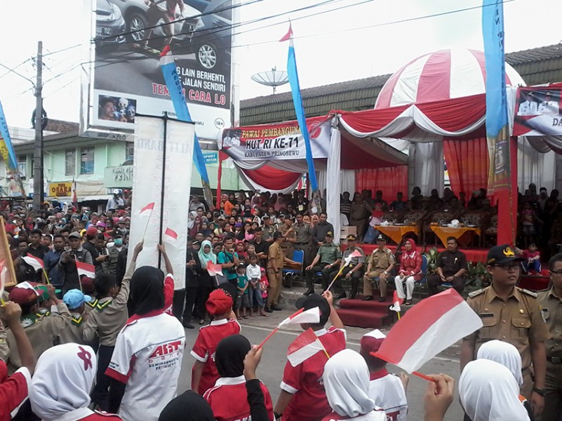 Antusias warga Pringsewu saat mengikuti pawai peringatan puncak acara Hut RI ke-71.selasa (22/08/2016)