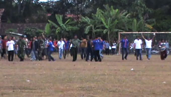 Situasi Kericuhan Pertandingan Bola Peringatan Hut RI ke-71 di Desa Kusumadadi, Kec.Bekeri Lamteng,Minggu (14/08).