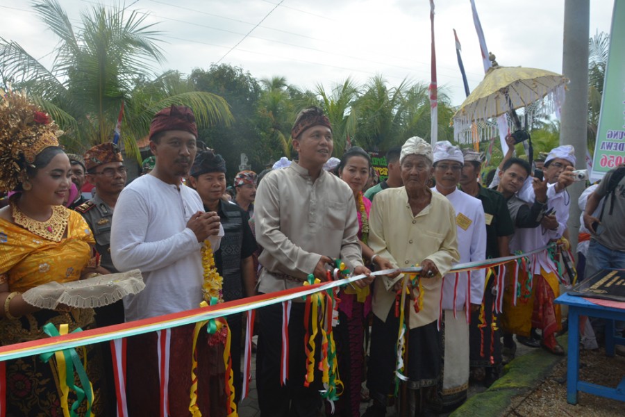 Bupati Lampung Tengah Mustafa menggunting pita meresmikan Pendopo yang diperuntukan bagi ka suku Bali Lamteng.