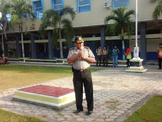 Kapolsek Terbangi Besar saat memberikan arahan kepada ribuan pelajar SMKN 2 Tebas Lamteng, Kamis (05/08).