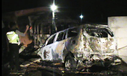 Kondisi dua mobil tabrakan usai api padam dalam kecelakaan yang merenggut satu pengemudi mobil Kijang Inova tewas terpanggang,Rabu (23/08/2016).