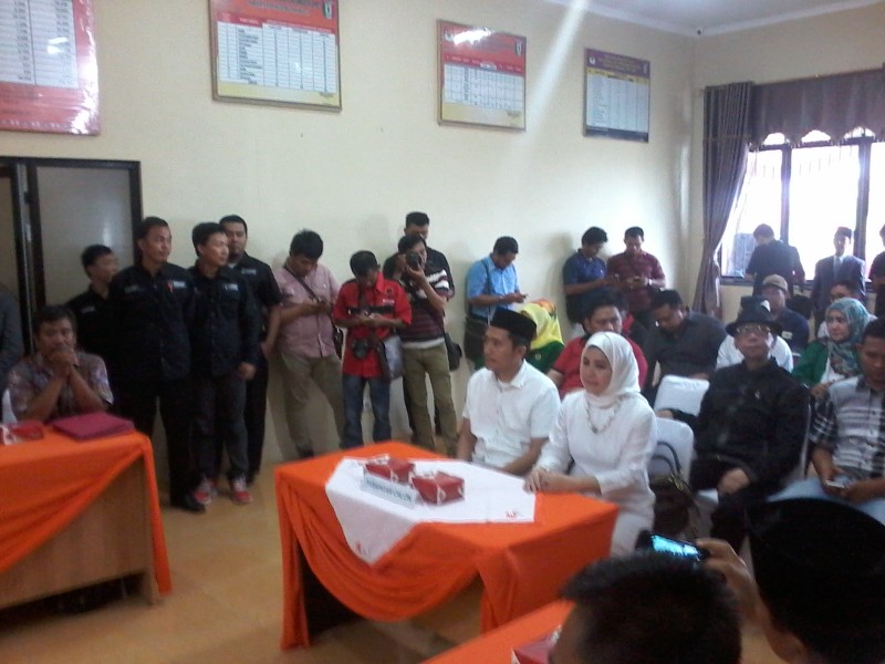 Ardian Saputra dan Dewi Arimbi saat Mendaftar Ke KPU Pringsewu