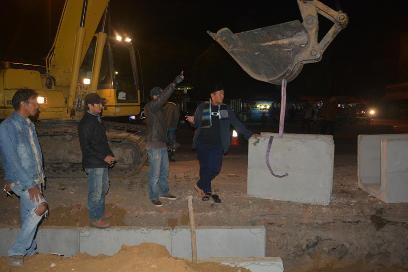 Bupati Lampung Tengah Mustafa saat meninjau pengerjaan proyek drainase Pasar Bandarjaya, Selasa (21/9/2016) malam.