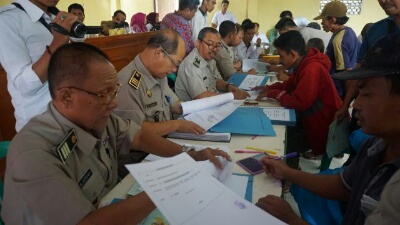 Petugas BPN memproses pembayaran gantirugi lahan Jalan Tol Trans Sumatra (JTTS) kepada masyarakat desa Suka Jawa Kec.Bumiratu Nuban Lamteng.