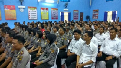 Personil Polres Lampung Tengah saat menghadiri pertemuan dengan Kapolda Lampung Bridjen Surdjarno di aula Polres.