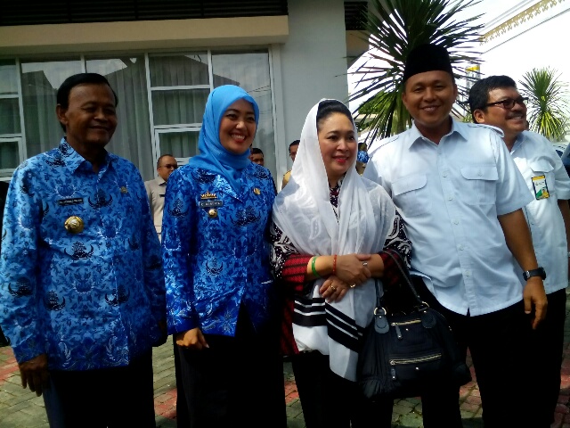 Tiga kepala daerah Pairin,Chusnunia Chalim dan Mustafa berpose bersama Anggota DPR RI Titin Suharto di rumah dinas walikota Metro.
