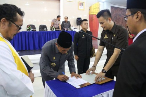 Bupati Lampung Tengah Mustafa Menandatangani berkas acara roling jabatan.