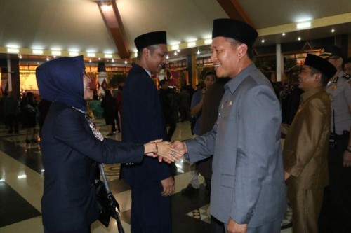 Bupati Lampung Tengah Mustafa memberikan selamat kepada para pejabat yang baru ia lantik