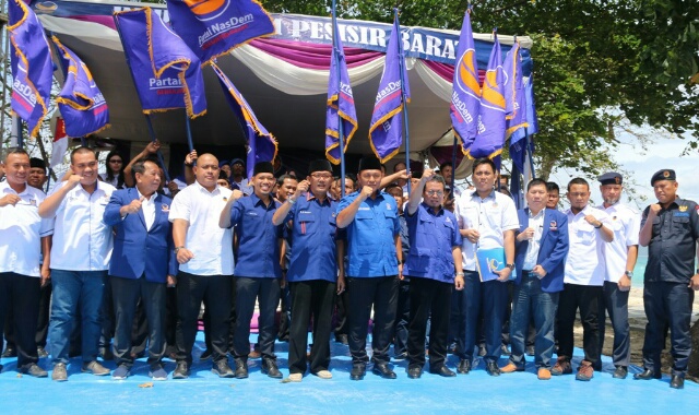 Ketua DPW NasDem Lampung Mustafa usai melantik Ketua DPD NasDem Pesisir Barat.