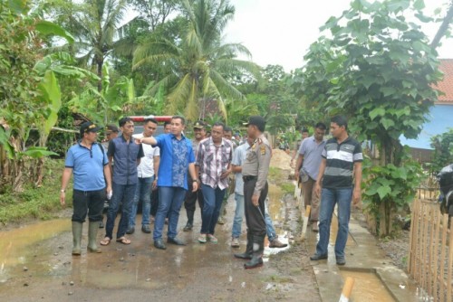 Bupati Pesawaran dan anggota MPR tiba dilokasi banjir