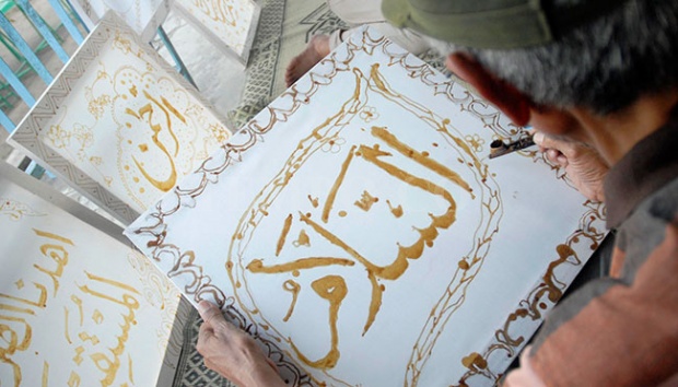 Proses pembuatan batik ayat Alquran. | Tempo.co