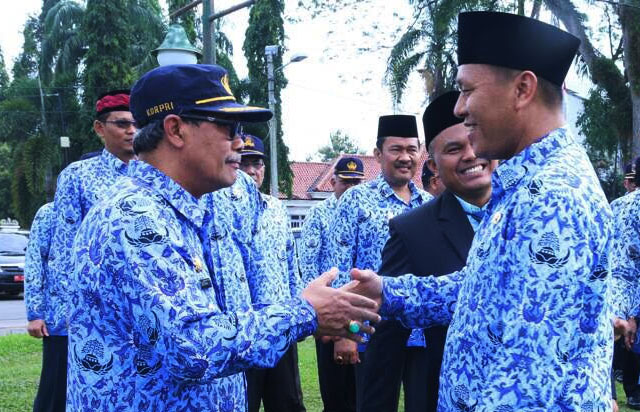 Jabat Tangan Bupati Lampung Tengah Mustafa Dengan Loekman DjoyoSoemarto