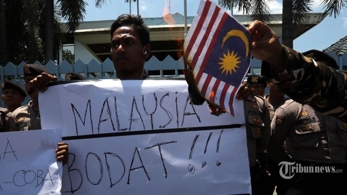FKPPI melakukan aksi unjuk rasa dengan membakar poster bendera Malaysia di depan Kedubes Malaysia, Medan, Sumatera Utara, Selasa (22/8/2017). | ist