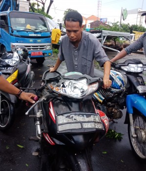Sejumlah motor yang mengalami kerusakan. Tertimpa rerobohan pohon yang jatuh di atap parkir motor.