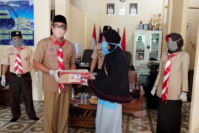 Berita PALI, Media PALI, Pramuka PALI, Pramuka Bagi-Bagi Sembako