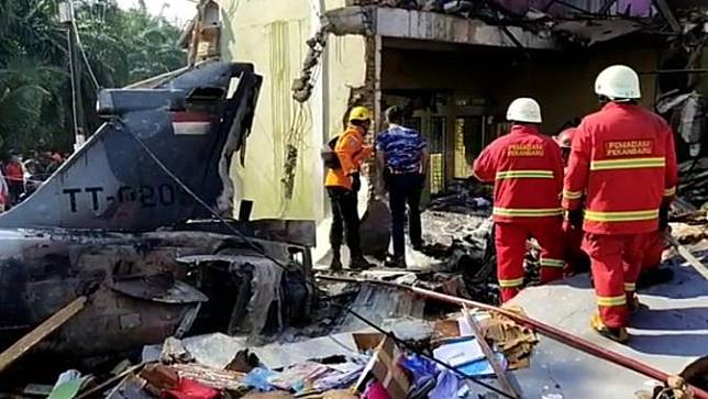 peswat tempur TNI AU jatuh dan merusak rumah warga di Riau, tidak ada kprban jiwa dan pilot pesat juga selamat, salah satu rumah rusak tertimpa kursi pilot, Peswat Tempur TNI AU jenis Hwak TT-0209, Riau