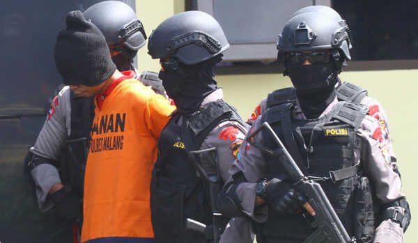 Tim DEnsus 88, diduga telah lakukan aksi teror tim densus 88 tangkap terduga teroris, seorang terduga teroris ditangkap densus 88, Cirebon