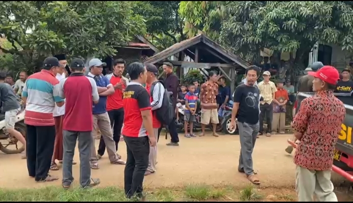 Suasana kediaman korban gantung diri di dusun Talang Jakarta, Pekon Datar Lebuay, Kecamatan Air Naningan, Kabupaten Tanggamus nekat mengakhiri hidup dengan cara gantung diri. | Ist