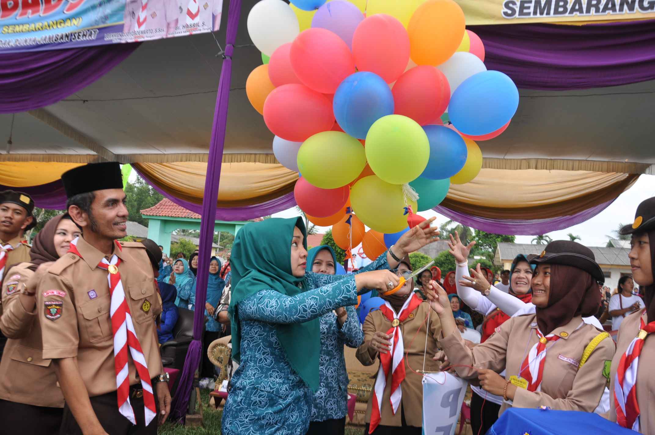 Pelepasan balon oleh  Ketua Pembina PKK Lampung Tengah Hj.Nessy Kalvia Mustafa.