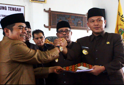 Ketua DPRD Lampung Tengah Ahmad Junaidi menyerahkan berita acara persetujuan pengesahan 5 Raperda kepada Bupati Lamteng Mustafa.