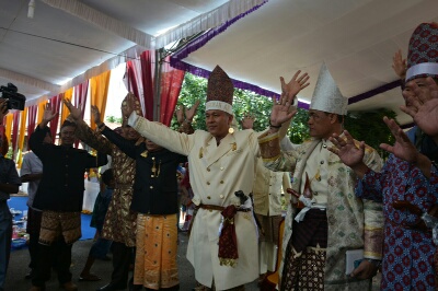 Bupati Lampung Tengah Mustafa melakukan tarian adat Lampung di acara peresmian Desa Wisata Terbanggi Besar.