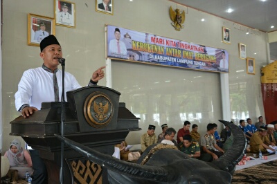 Bupati Mustafa memberi pidato kepada peserta deklarasi damai di Nuwo Balak Gunung Sugih.