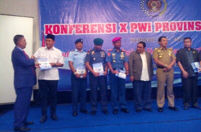 Ketua PWI Provinsi Lampung terpilih Supriadi memberikan buku putih kepada Bupati Lampung Tengah Mustafa.