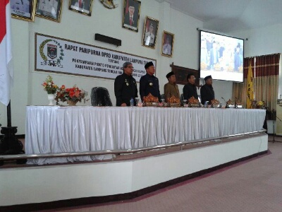 Pimpinan Sidang Paripurna DPRD Lamteng menyanyikan lagu Indonesia Raya.