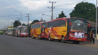 Puluhan Bus yang membawa ribuan simpatisan Partai Nasdem asal Lampung Tengah.