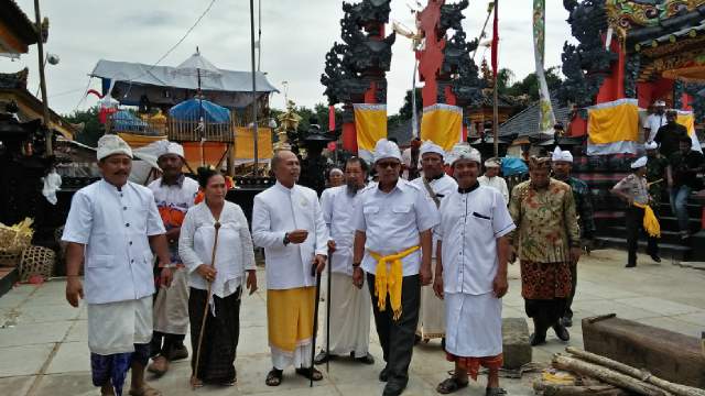 Wakil Bupati Lamteng Loekman Djoyosumarto bersama pemangku adat Bali di Seputih Banyak.