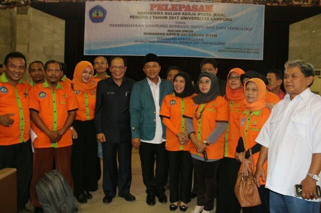 Bupati Lampung Tengah Mustafa dan Mahasiswa KKN Unila
