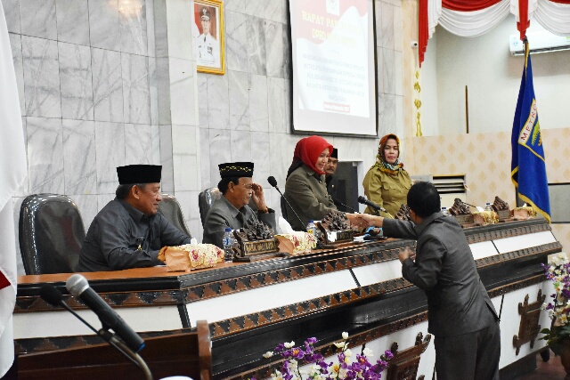 Paripurna APBD , DPRD Kota Metro,Anna Morinda