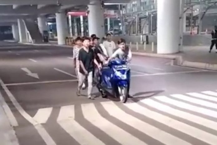 langgar PSBB, sekumpulan pemuda ditangkap, nongkrong dan minum-minum, dihukum push-up, Jakarta Barat