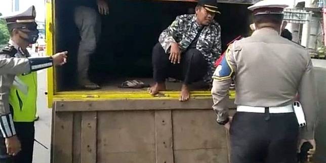 pemudik selundupan, truk pembawa bawang, Ditlantas Pold Metro Jaya, Tol Cikarang