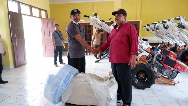 Berita Lampung, Alat Pertanian PDI P, Ketua DPRD Lamteng,, Sudin PDI Perjuangan, Politisi PDI P Sudin.