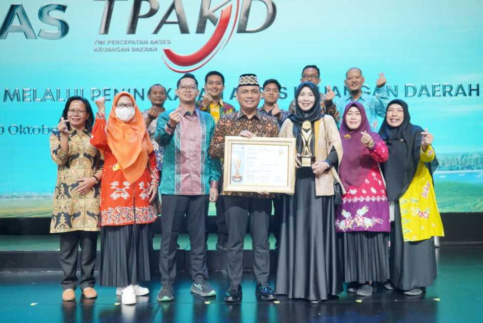 Bambang Iman Santoso menerima pengharagaan TPKAD di penghargaan kategori Terbaik Tingkat Kabupaten/Kota Wilayah Sumatera dalam aksi Tim Percepatan Akses Keuangan Daerah (TPAKD) Award Tahun 2025