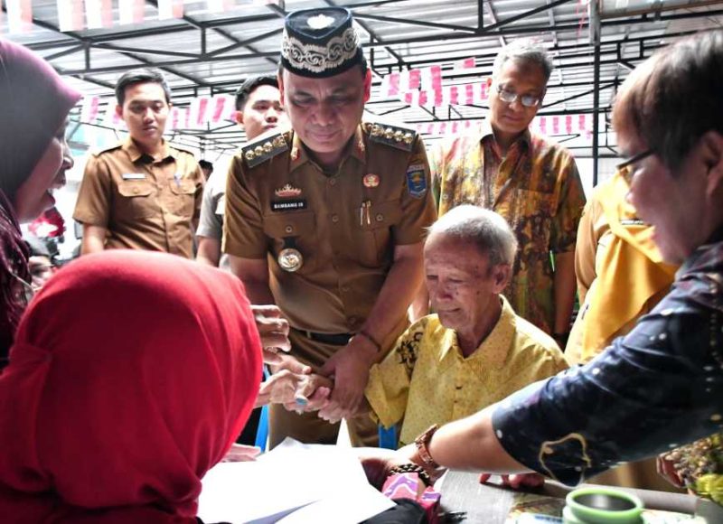 Wali Kota Metro Bambang Iman Santoso melayani beberapa lansia penerima bantuan